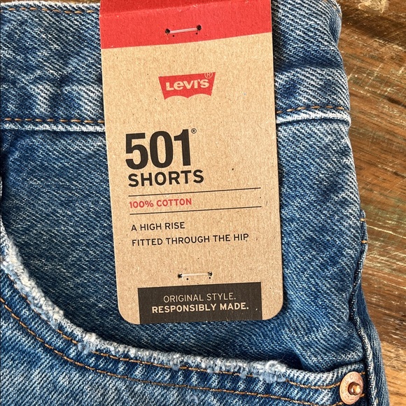 Levi's Women's Blue Denim Shorts NWT - Picture 2 of 5